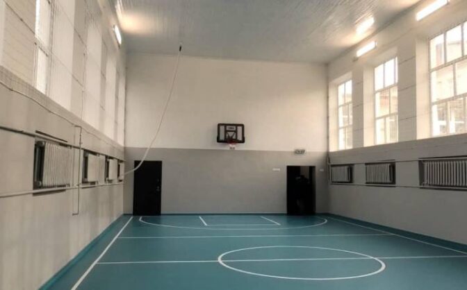 У ліцеї на Уманщині, який постраждав від розльоту снарядів, закінчують ремонт