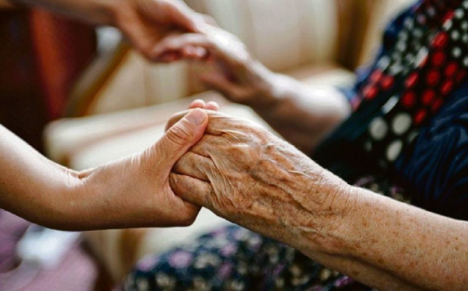 Особам, які доглядали за людьми з інвалідністю та похилого віку, скасували виплати