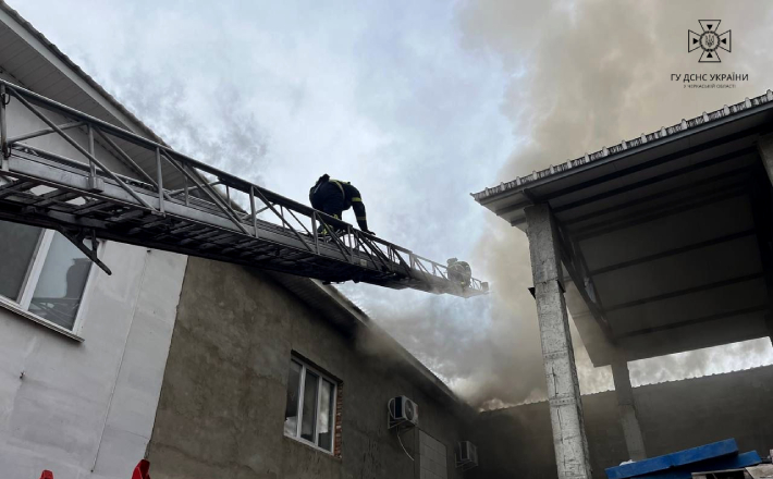 В Умані рятувальники ліквідували пожежу підприємства (ВІДЕО)