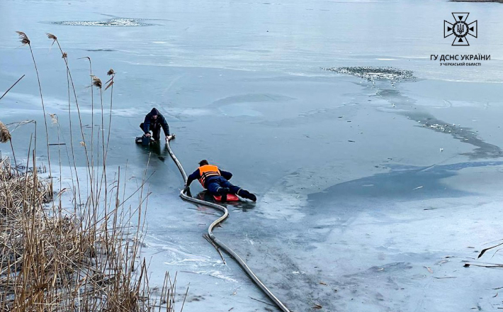 У Шполі двоє рибалок провалились під кригу на ставку