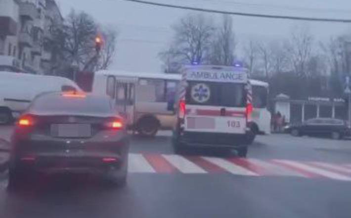 Патрульні знайшли водія маршрутки, який не пропустив карету “швидкої”