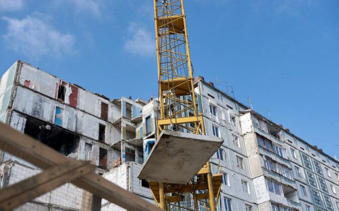 В Умані демонтують пошкоджені конструкції багатоповерхівки, в яку торік влучила ракета ворога (ФОТО)