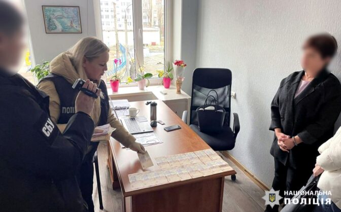Директорку черкаського кінотеатру, яку підозрюють у хабарництві, відсторонили від посади
