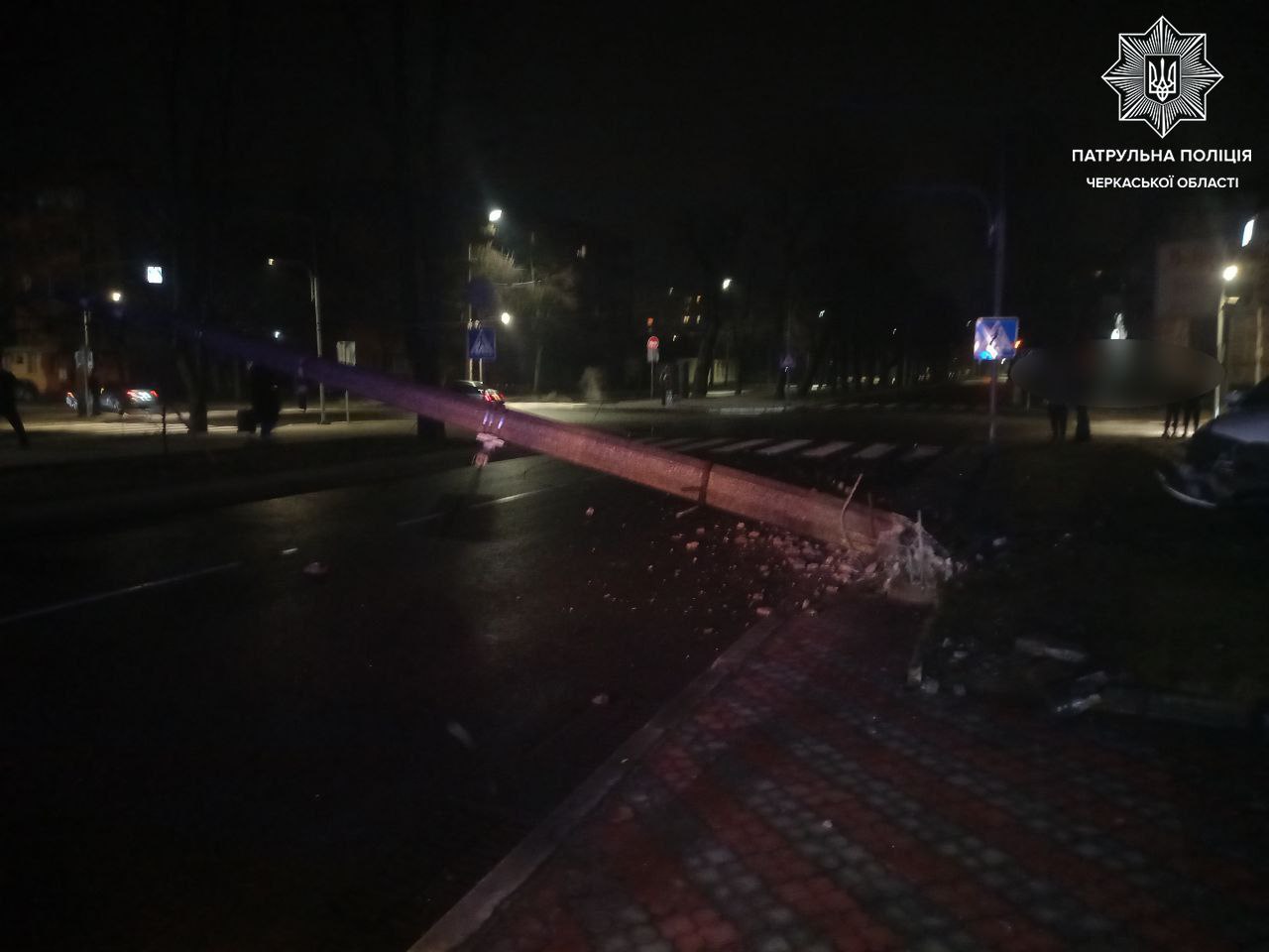 У Черкасах водій врізався в електроопору (ФОТО)