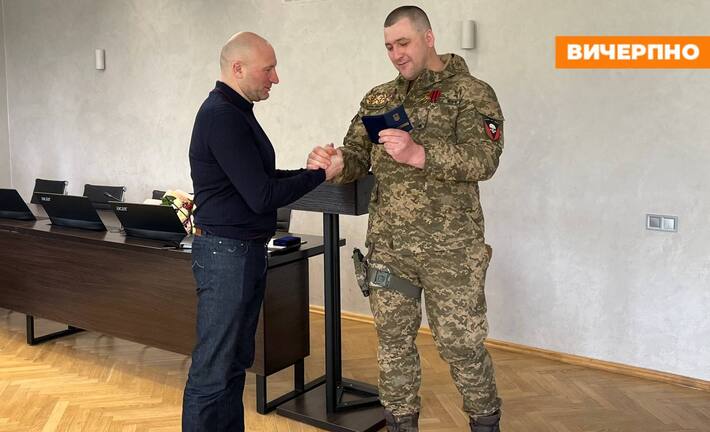 «За вірність українському народу»: Бондаренка нагородили відзнакою «Чорних запорожців»