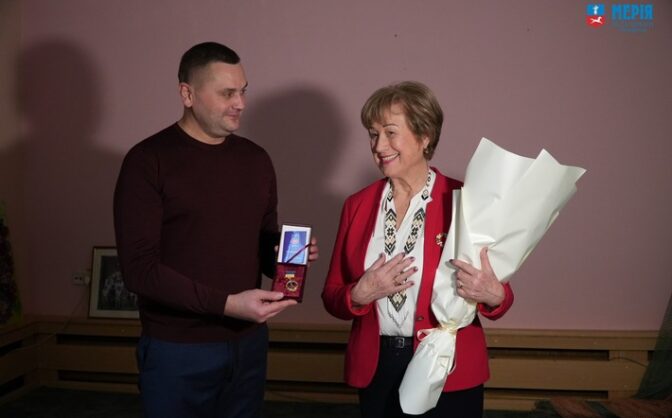 У медицині пів століття: педіатриня з черкаської “Астри” в день свого ювілею отримала медаль (ФОТО)