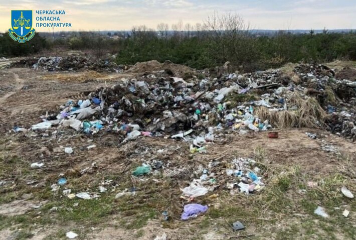 У Корсунь-Шевченківському ліквідують сміттєзвалище