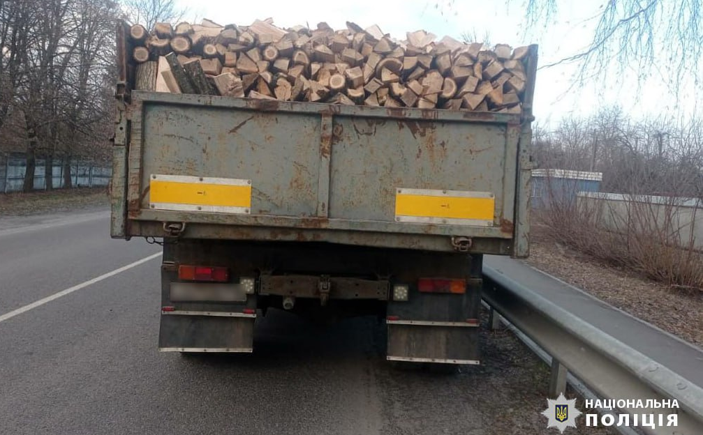 У Золотоніському районі водій нелегально перевозив деревину