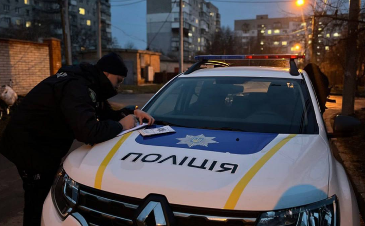 Кидався з ножем та пошкодив службове авто: в Умані чоловіку повідомили про підозру