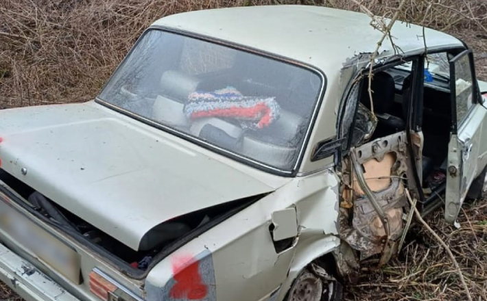 Пʼяний черкащанин в’їхав у стовп, розбив авто та втік з місця події