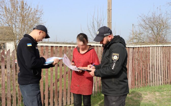 Розводила багаття поблизу будинків: на Золотоніщині склали протокол на жінку, яка палила траву (ФОТО)