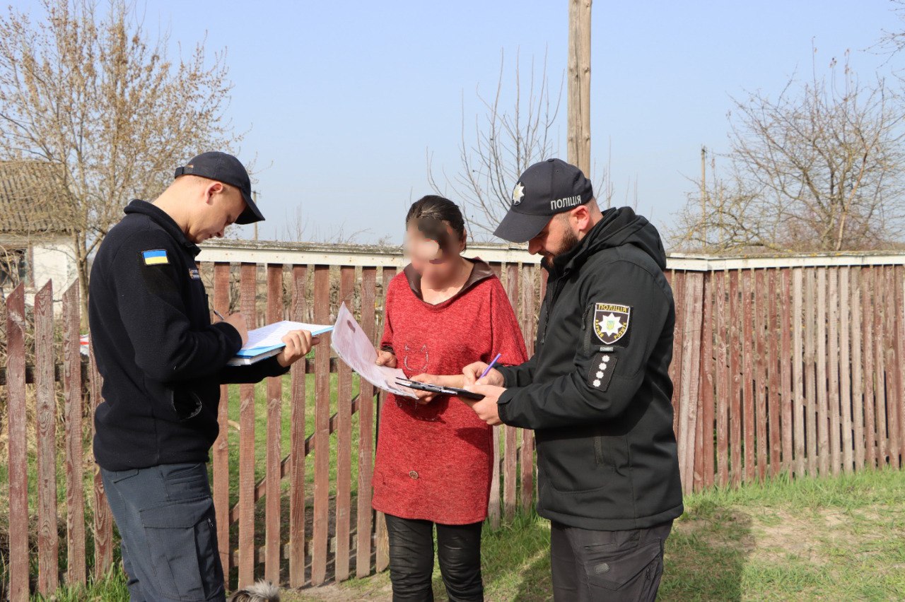Розводила багаття поблизу будинків: на Золотоніщині склали протокол на жінку, яка палила траву (ФОТО)