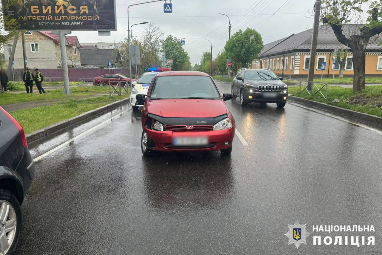 Одного з водіїв госпіталізували: вранці в Черкасах сталася автотроща (ФОТО)