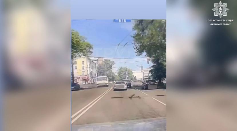 Водій автобуса в Черкасах зухвало порушив ПДР (ВІДЕО)