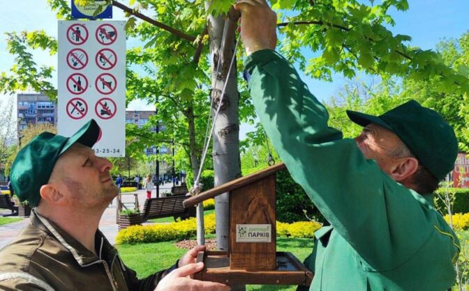 У черкаській “Юності” повісили годівнички для птахів (ФОТО)