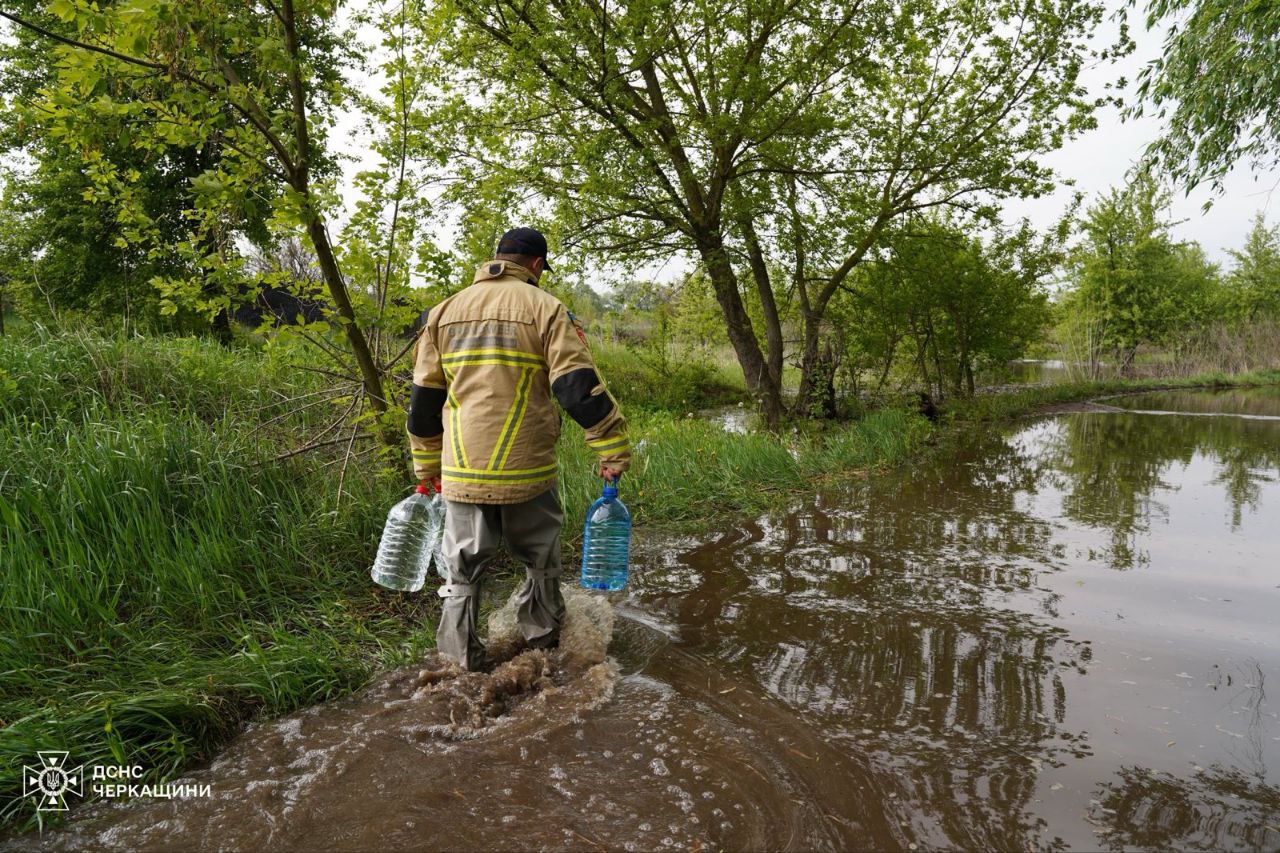 Через водопілля на Черкащині від суші “відрізані” близько 15 людей (ФОТО)