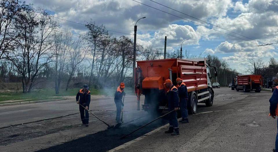У Черкасах на вулиці Лейтенанта Мукана завершили аварійно-ямковий ремонт (ФОТО)