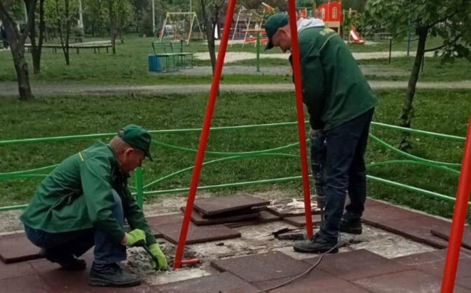 Комунальники почали ремонтували дитячі майданчики в Черкасах