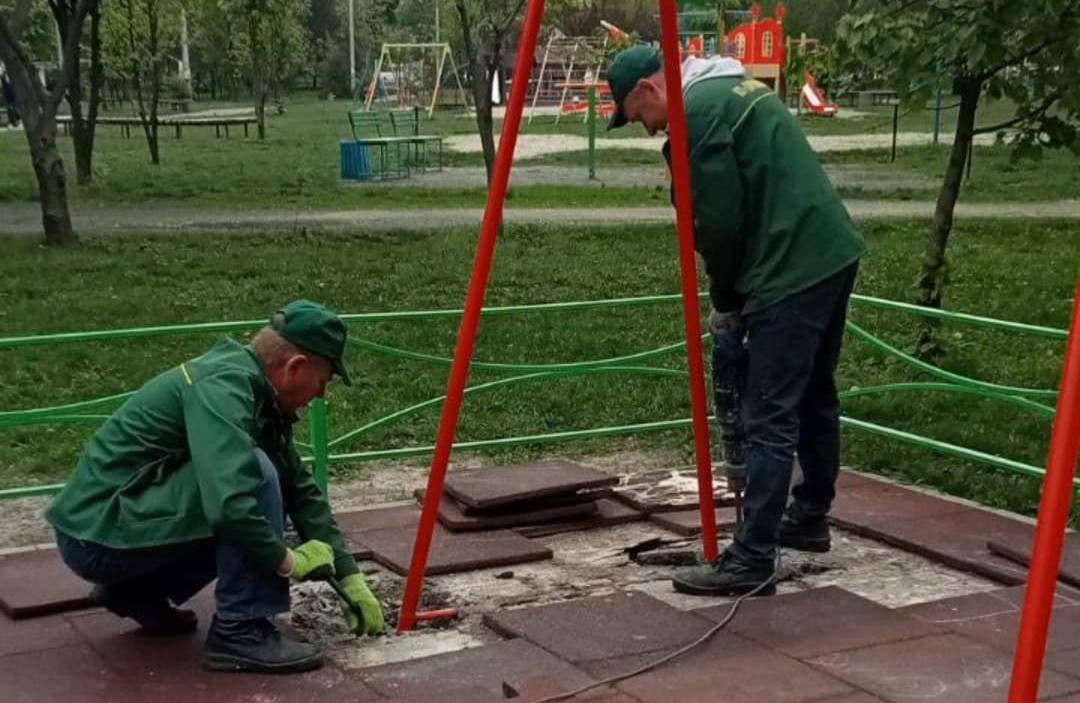 Комунальники почали ремонтували дитячі майданчики в Черкасах