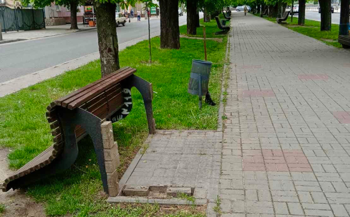 Вандали у Черкасах пошкодили лавку (ФОТО)