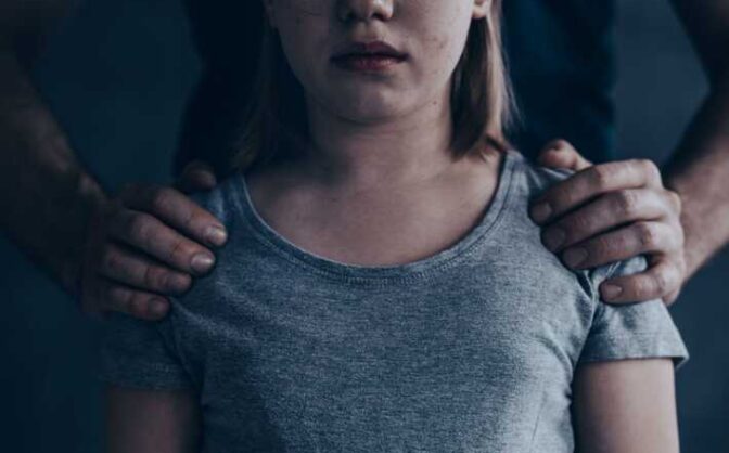 Пропонував продати цноту: в Черкасах чоловік розбещував 14-річну дівчину