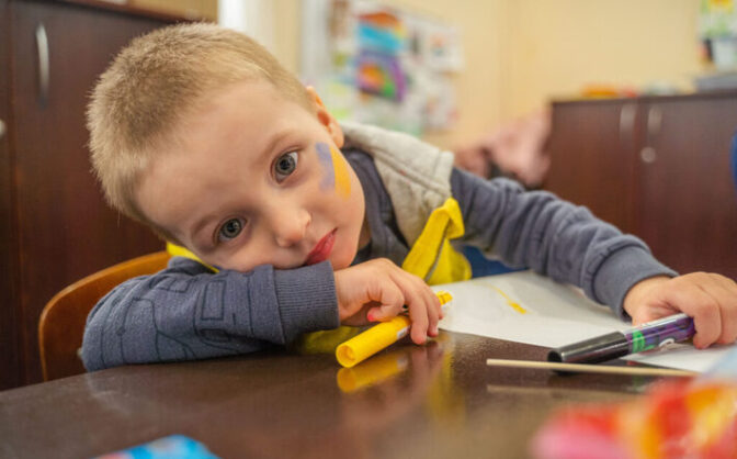 Для дітей переселенців із Маріуполя в Черкасах провели арт-терапевтичне заняття