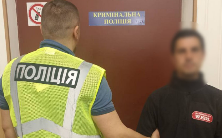 Відібрав з рук телефон і втік: уманчанину, який пограбував жінку, повідомили про підозру