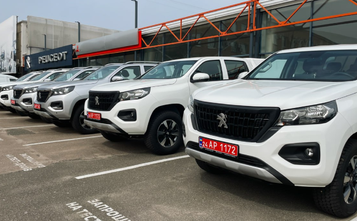 Від Черкас передали ще шість автомобілів для захисників (ФОТО)