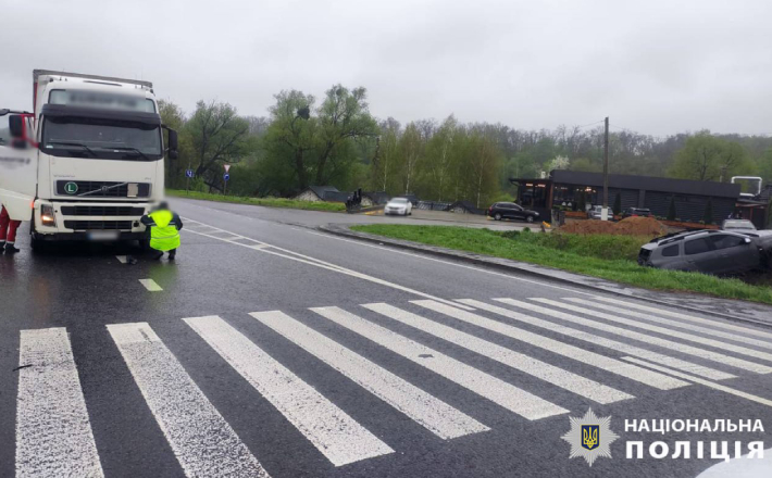 Поблизу Умані зіткнулися вантажівка та легковий автомобіль