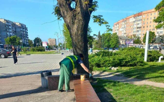 Комунальники відремонтували лавочки в черкаських парках і скверах (ФОТО)