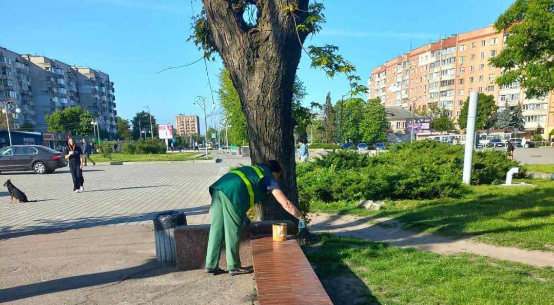 Комунальники відремонтували лавочки в черкаських парках і скверах (ФОТО)