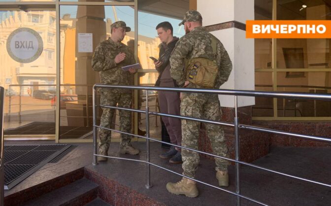 «Я — людина, а людина нікому й нічого не зобовʼязана»: як працівники Черкаського ТЦК роздають повістки в центрі міста (ФОТО-, ВІДЕОРЕПОРТАЖ)