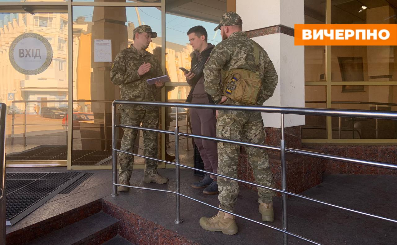 «Я — людина, а людина нікому й нічого не зобовʼязана»: як працівники Черкаського ТЦК роздають повістки в центрі міста (ФОТО-, ВІДЕОРЕПОРТАЖ)