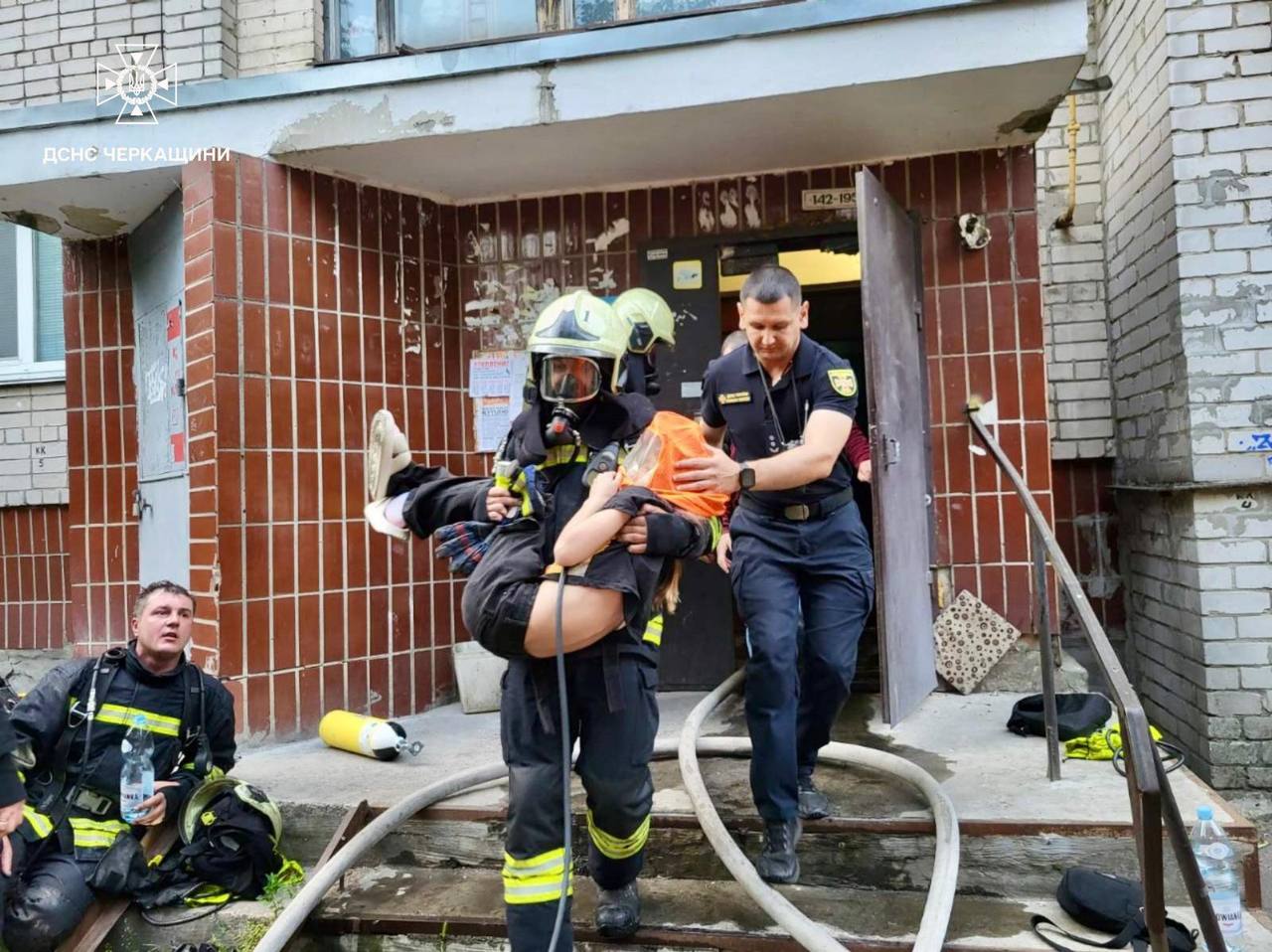Під час пожежі в Черкасах евакуювали 21 людину, троє дітей — в лікарні (ФОТО)