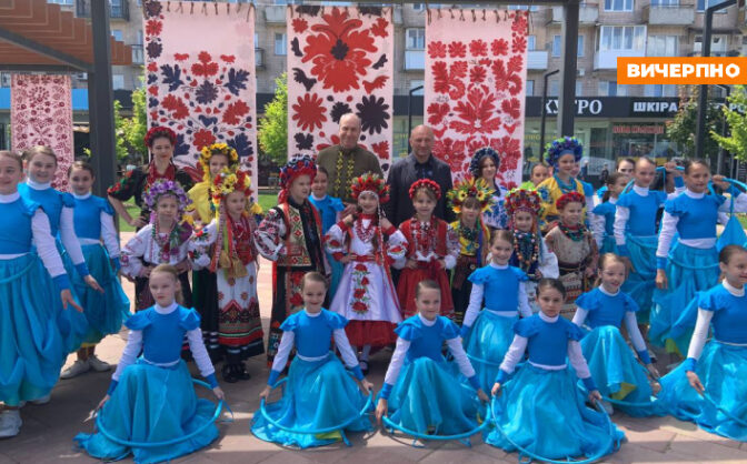 “Треба цінувати наші традиції”: у Черкасах сьогодні відзначили День вишиванки (ФОТО, ВІДЕО)