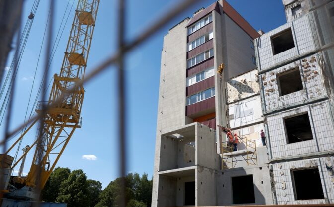 Цього тижня будівельники встановлять плити третього поверху в уманській багатоповерхівці, яка торік постраждала від атаки рф (ФОТО)
