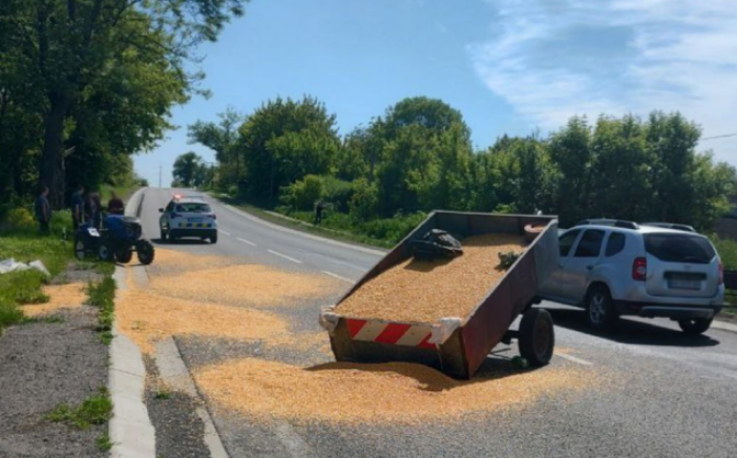 На Уманщині перевернувся трактор із зерном, водій травмований