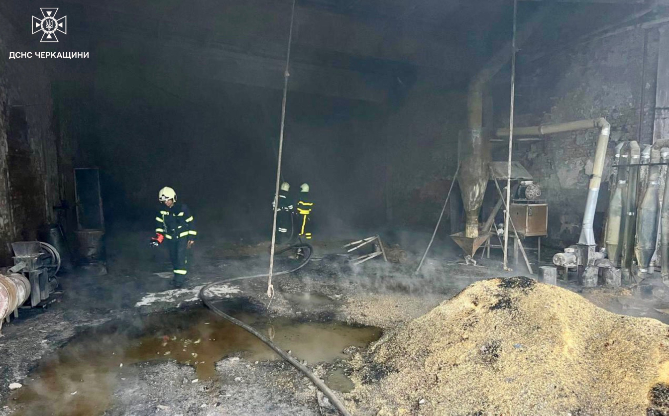 Майже 30 рятувальників ліквідовували пожежу на черкаському підприємстві (ФОТО)