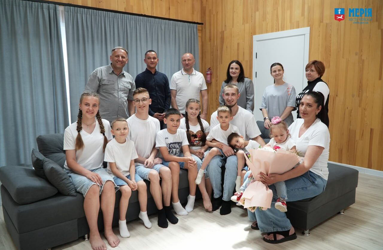 Мають дев’ятеро дітей: родина переселенців із Донеччини отримала нове житло на Черкащині (ФОТО)