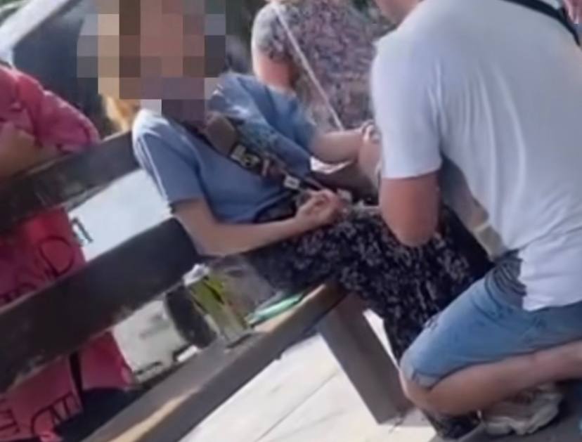 У Черкасах чоловік на зупинці розбив дівчині носа, — очевидці (ФОТО, ВІДЕО)
