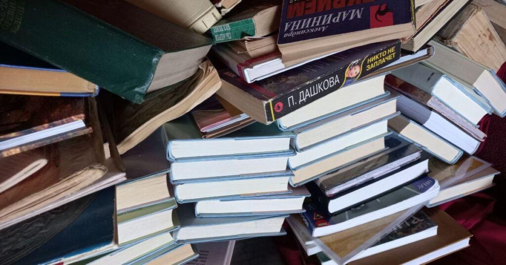 У Черкасах збирають російські книжки на макулатуру, отримані кошти спрямують на ЗСУ