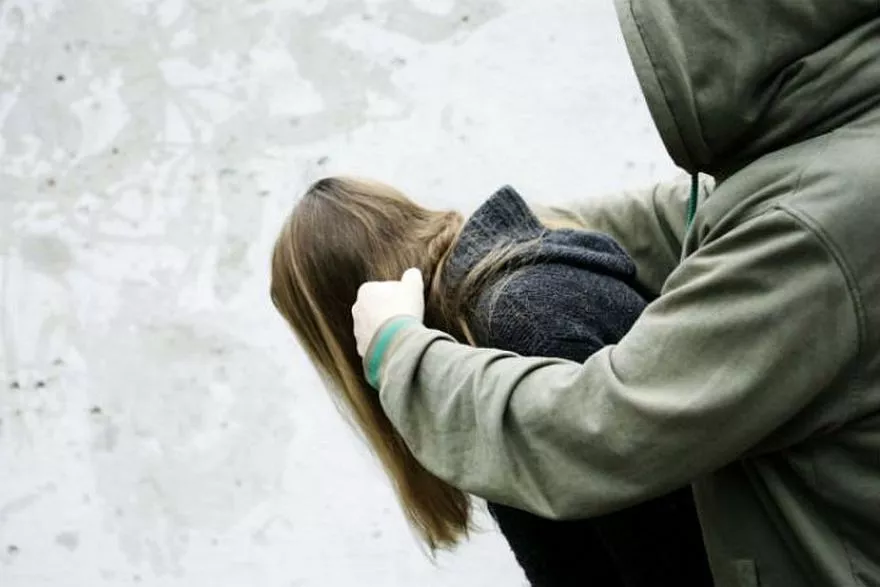 У Золотоноші засуджений за вбивство рідних напав на дитину