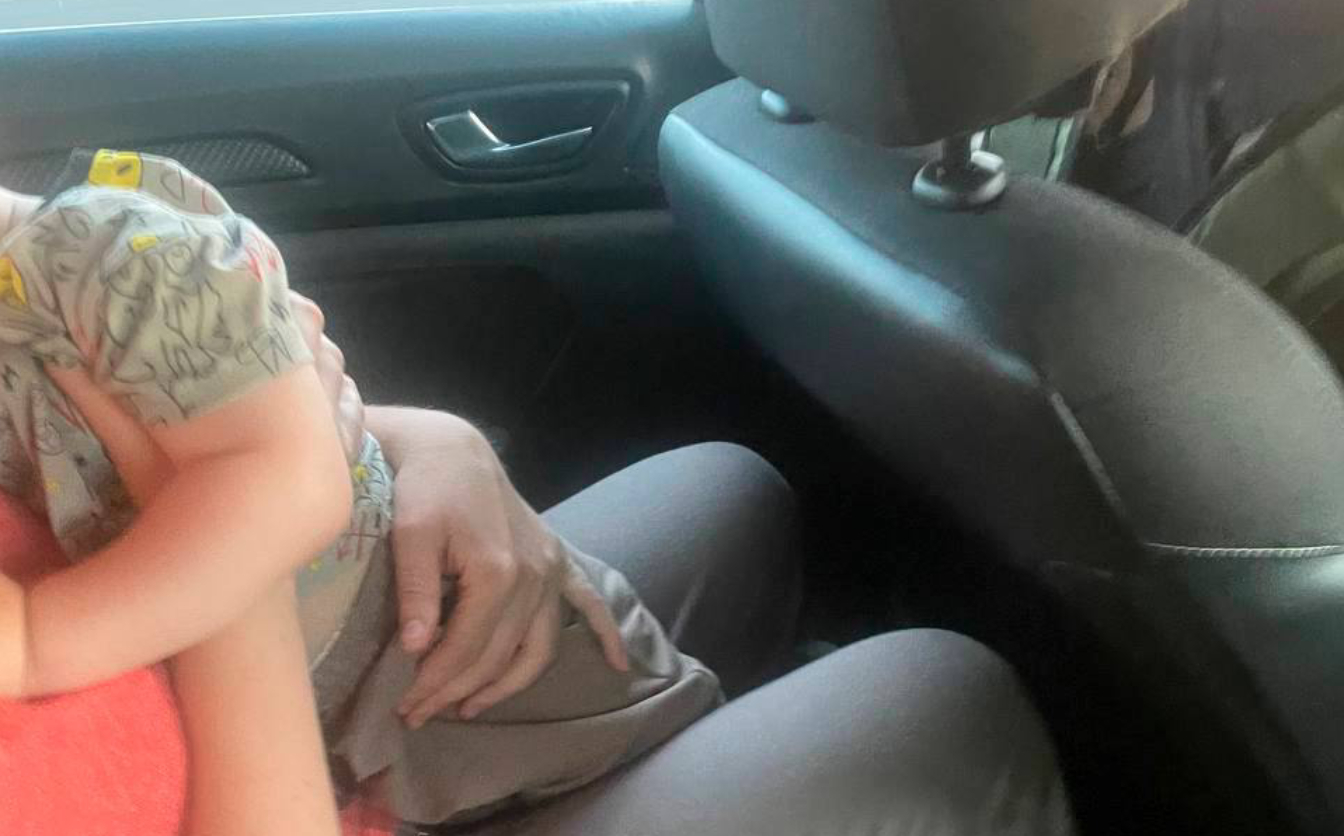 Втрачав свідомість: черкаські патрульні допомогли хлопчику, який травмувався на дитмайданчику