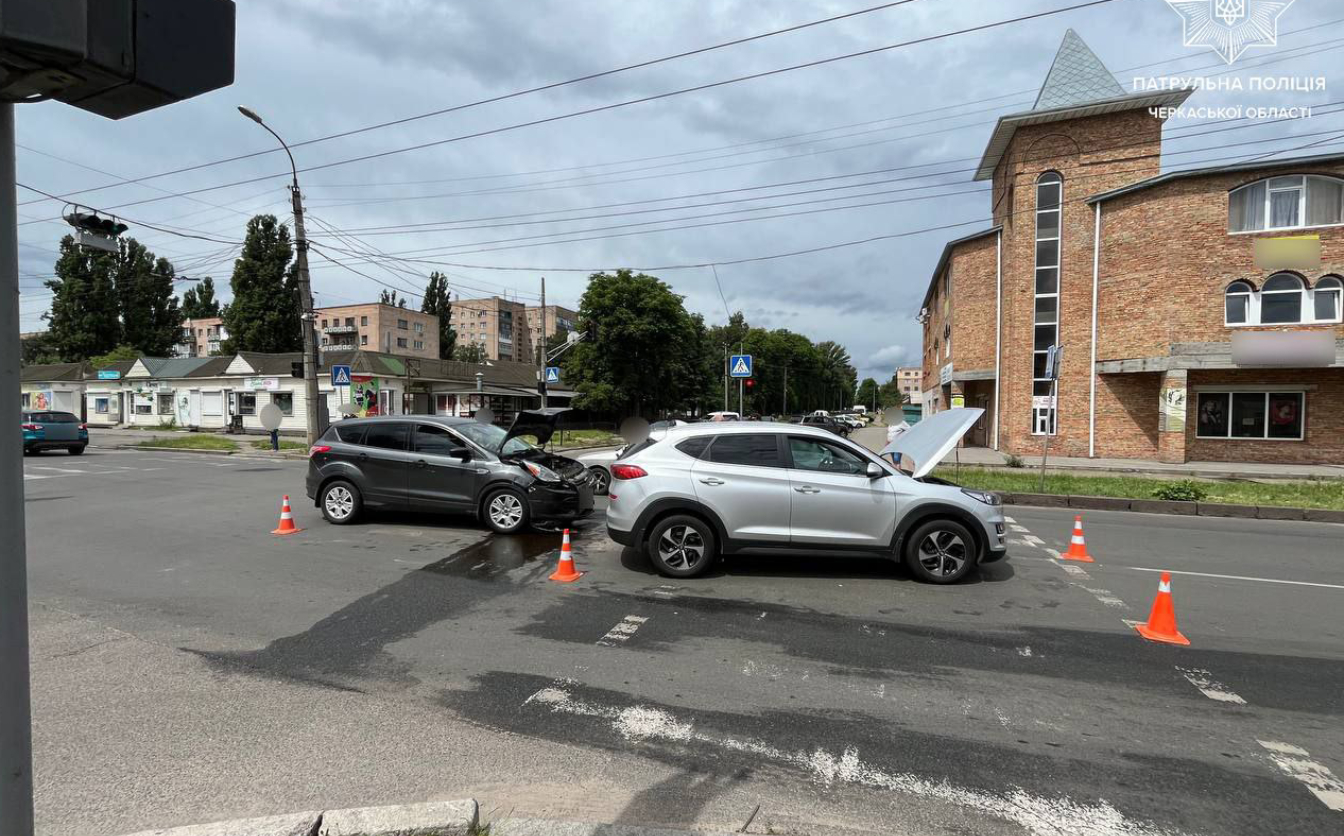 Поїхав на “червоний”: у Черкасах сталася аварія