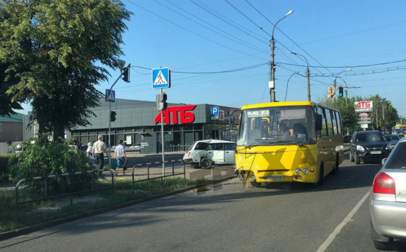 У Черкасах зіштовхнулися маршрутка та легковик. Є травмовані