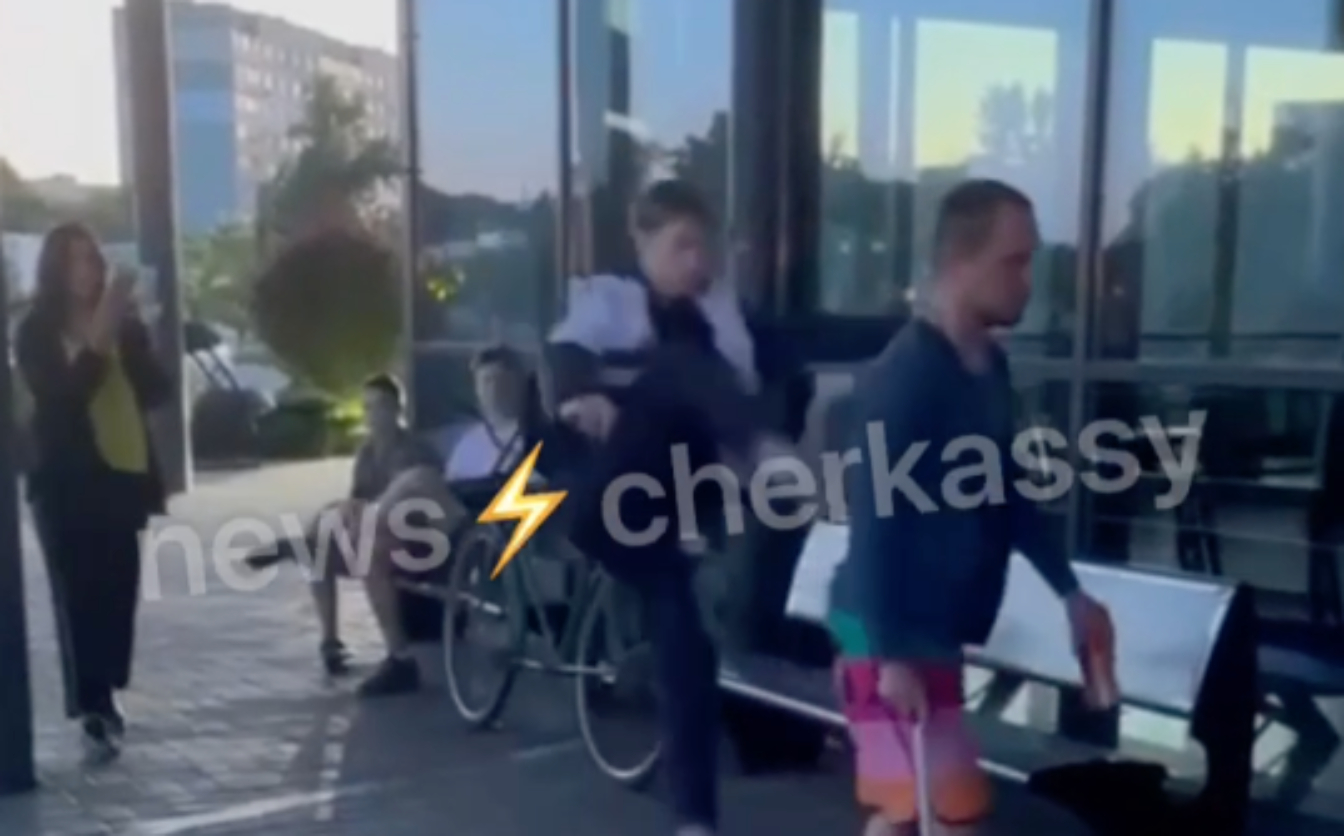 Поліція встановила підлітка, який ударив чоловіка в Каневі (ВІДЕО)