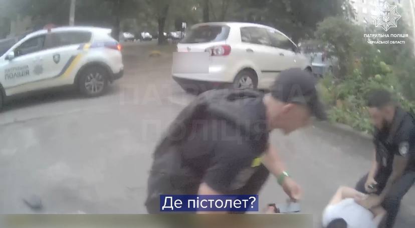 Під час конфлікту в Черкасах чоловік стріляв із пістолета (ВІДЕО)