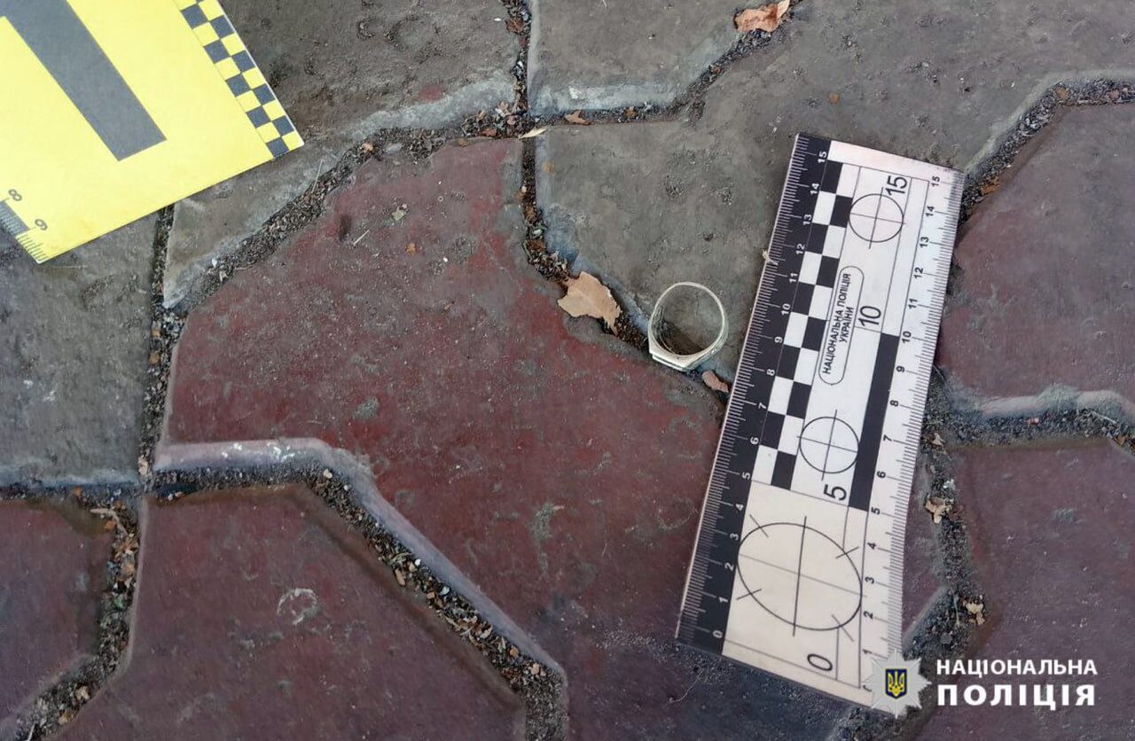 Забрав ланцюжок і перстень: на зупинці в Черкасах сталося пограбування (ФОТО)