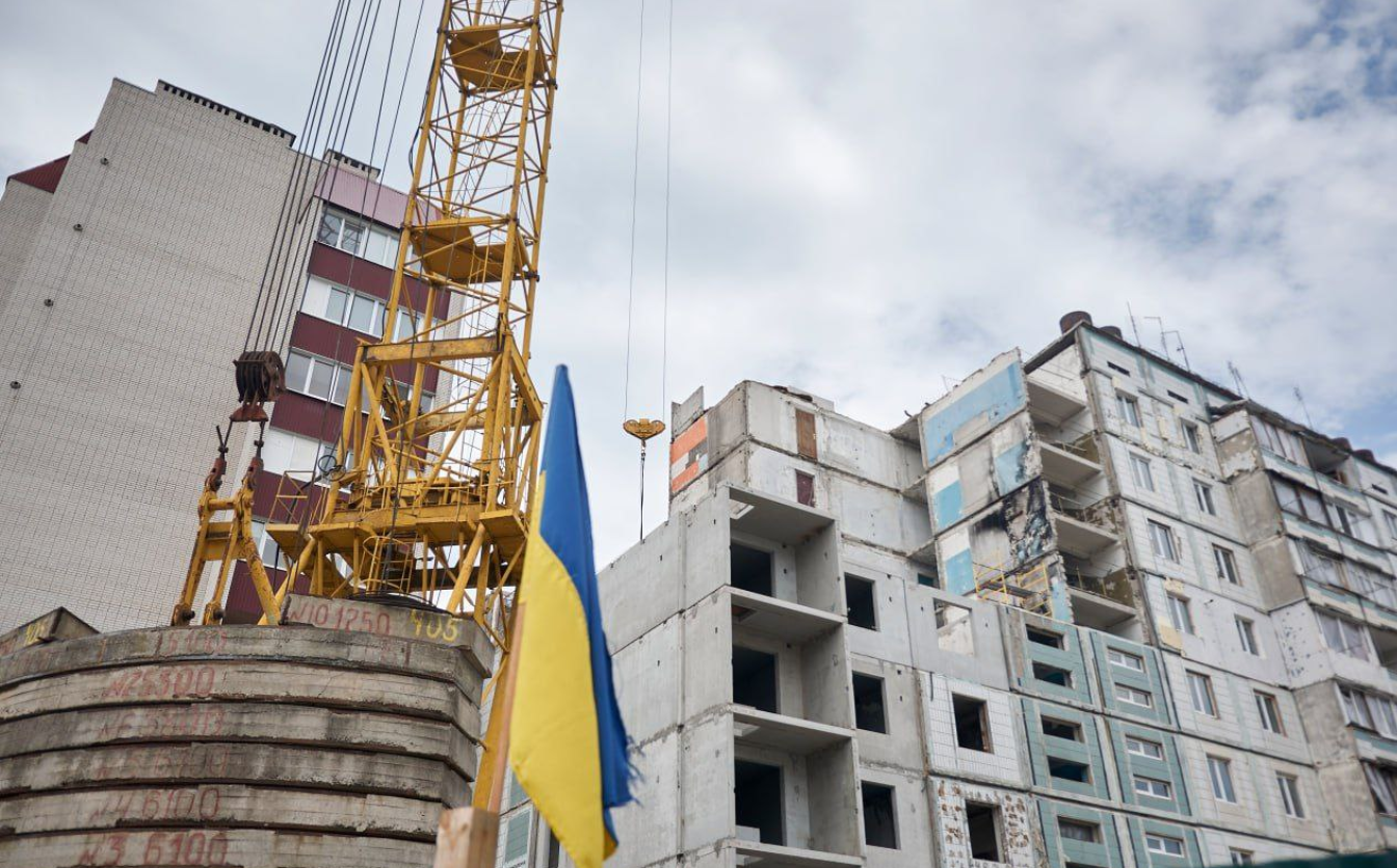 На місці зруйнованого російською ракетою під’їзду в уманському будинку, вже побудували 5 поверхів