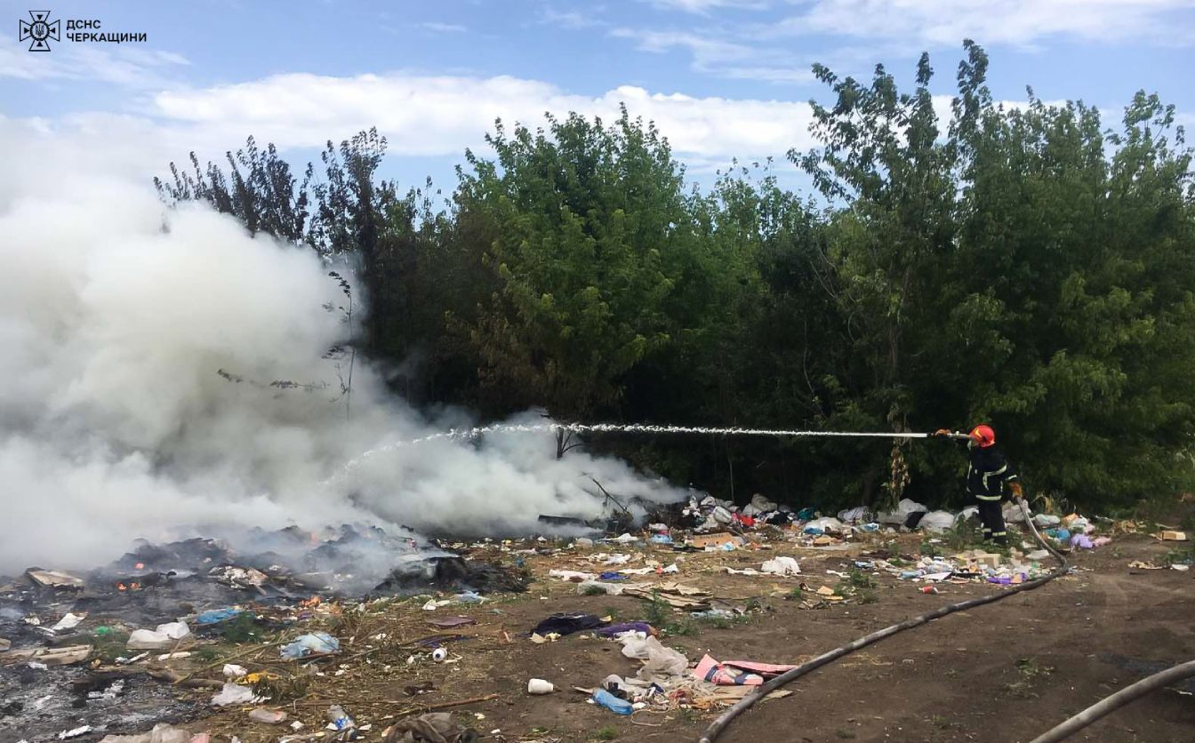 Горіла суха трава та сміття: на Черкащині за добу ліквідували шість пожеж
